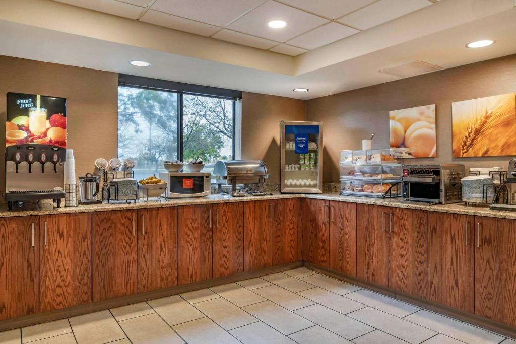Free Hot Breakfast
